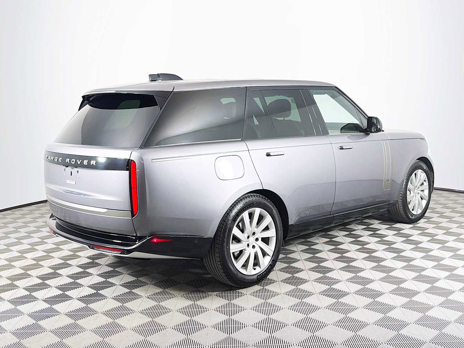 Used 2024 Land Rover Range Rover SE AWD/4WD image 5