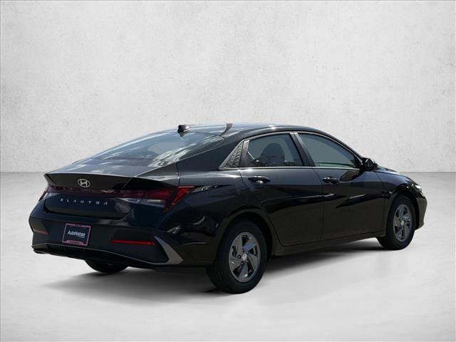 New 2026 Hyundai Elantra SE image 2
