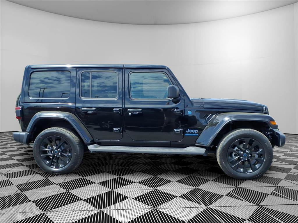 Used 2025 Jeep Wrangler Sahara image 4
