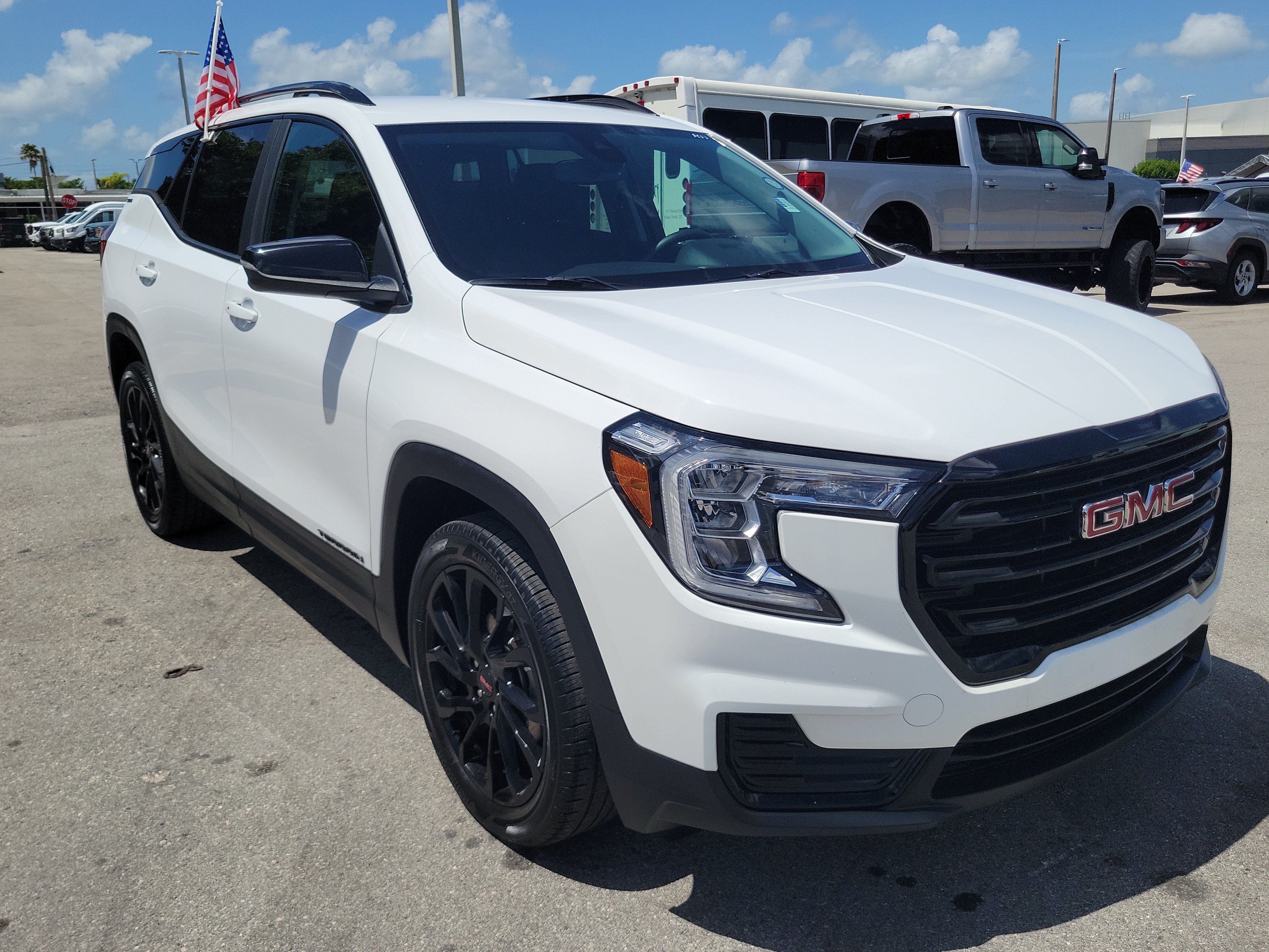 Used 2023 GMC Terrain SLE w/ Driver Convenience Package FWD image 3