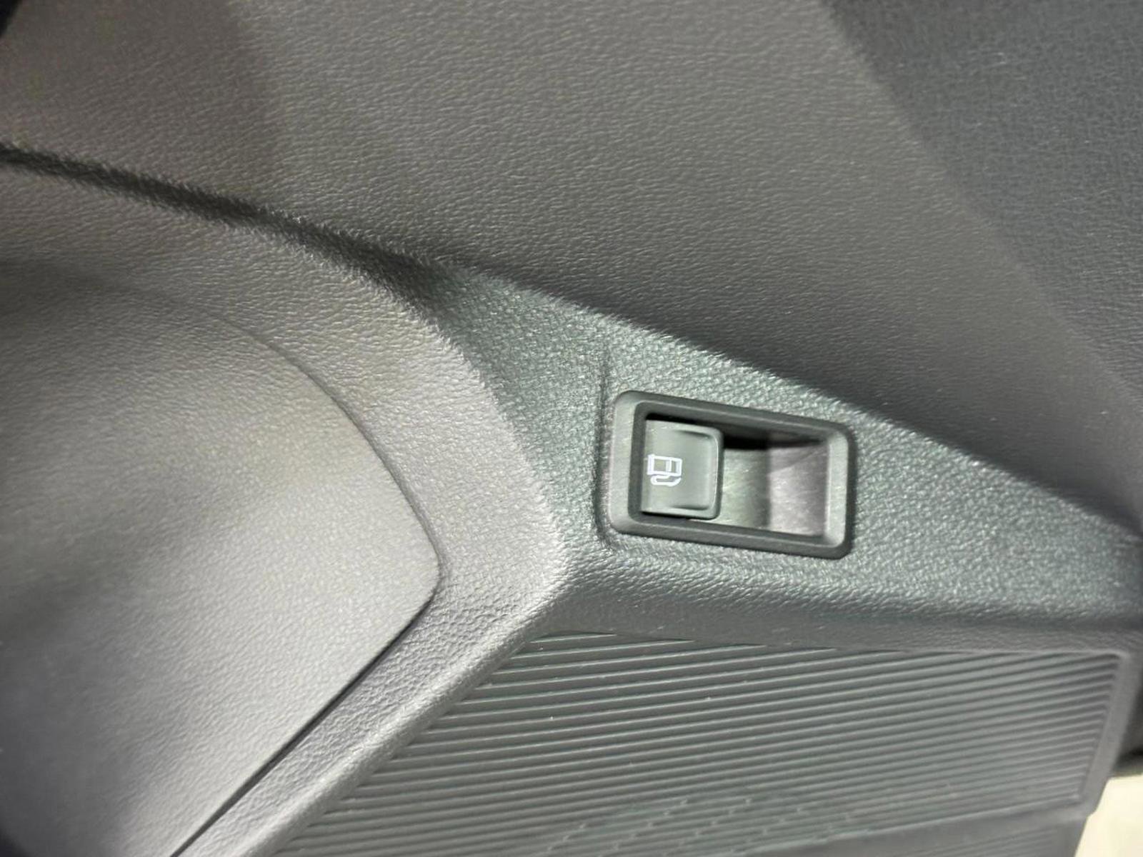 Used 2024 Volkswagen Taos SE image 25