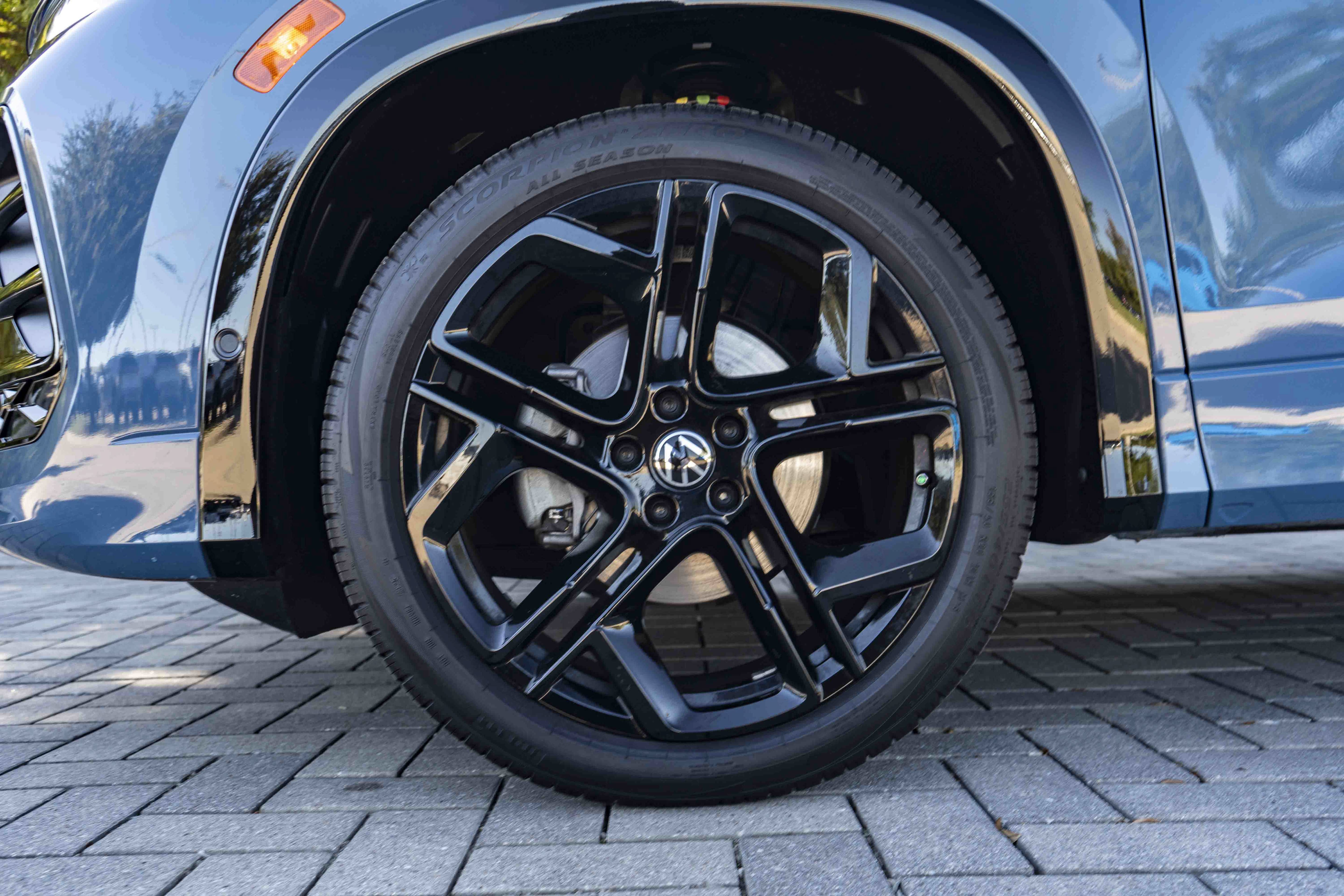 Certified 2026 Volkswagen Tiguan SE R-Line FWD image 13