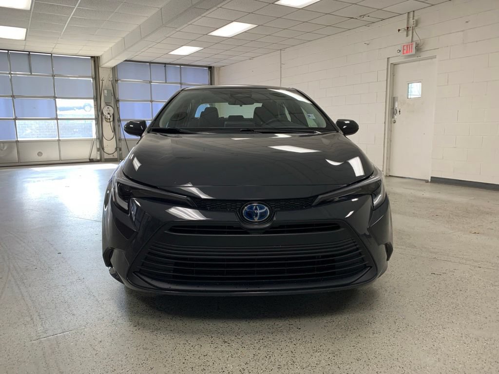 Used 2025 Toyota Corolla LE FWD image 2