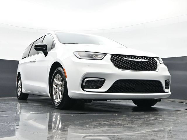 Used 2024 Chrysler Pacifica Touring-L FWD image 43