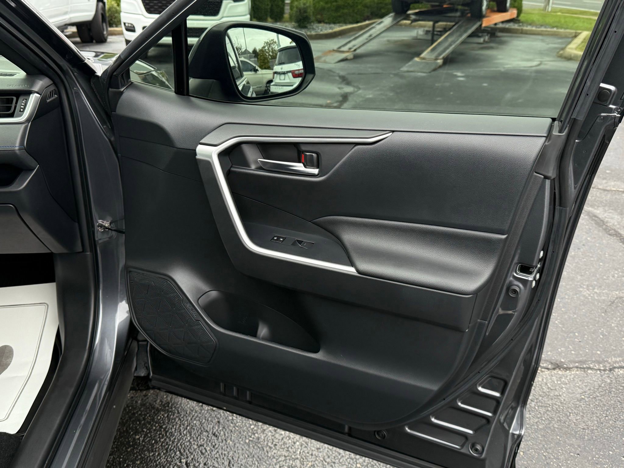 Used 2022 Toyota RAV4 SE image 12