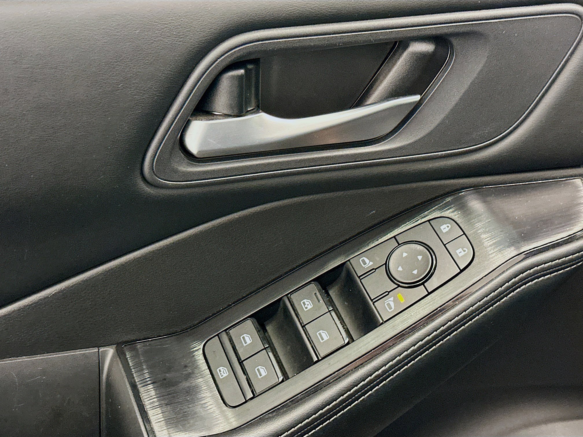 Used 2025 Nissan Rogue SV image 15