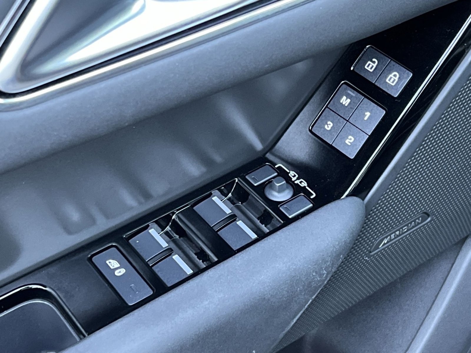 Used 2025 Land Rover Range Rover Velar Dynamic SE image 13