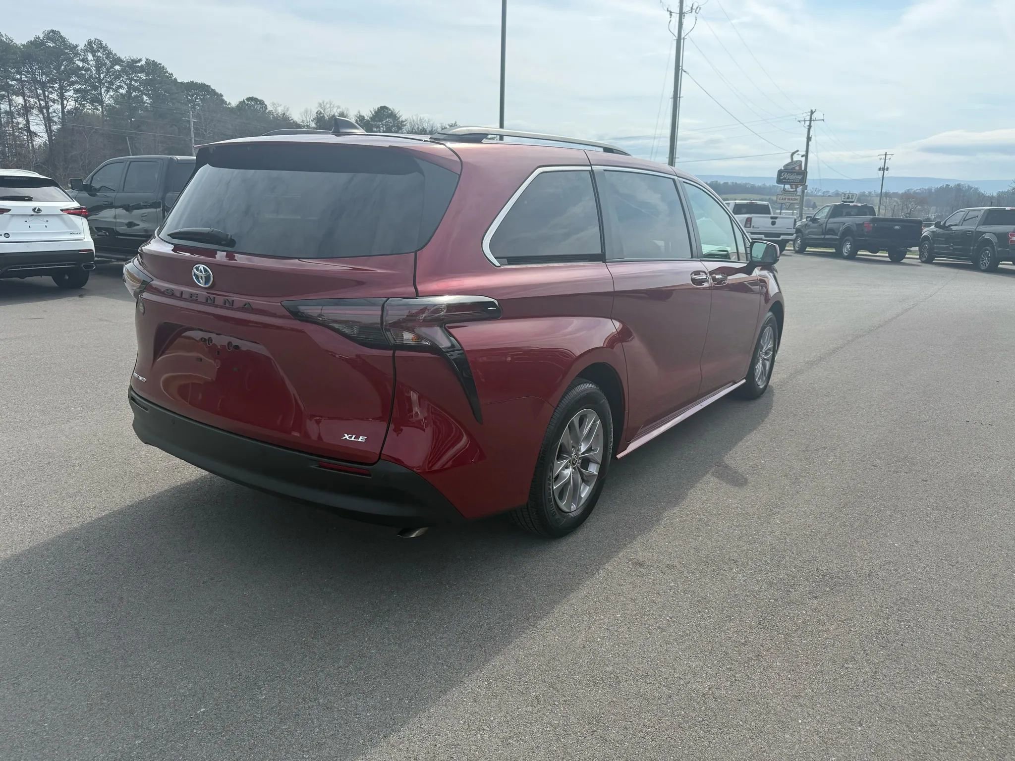 Used 2025 Toyota Sienna XLE image 4