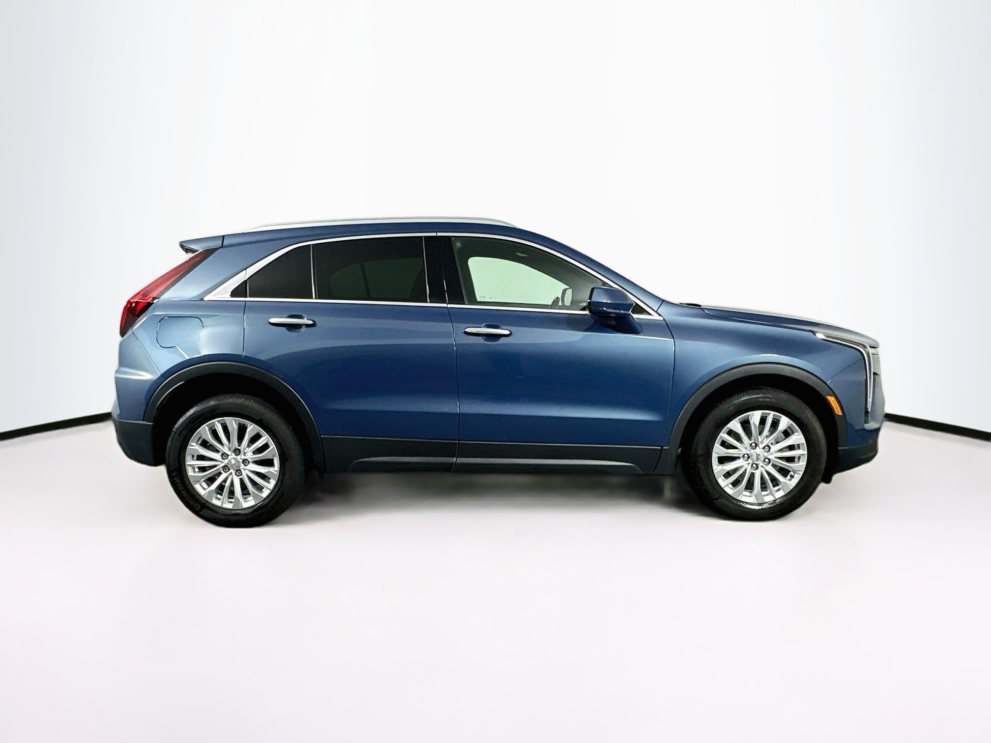 Used 2024 Cadillac XT4 Luxury w/ Cold Weather Package FWD image 10