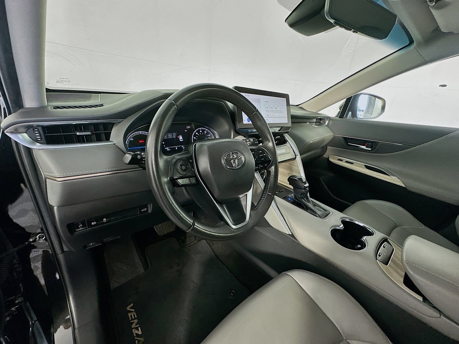 Used 2023 Toyota Venza XLE AWD/4WD image 9