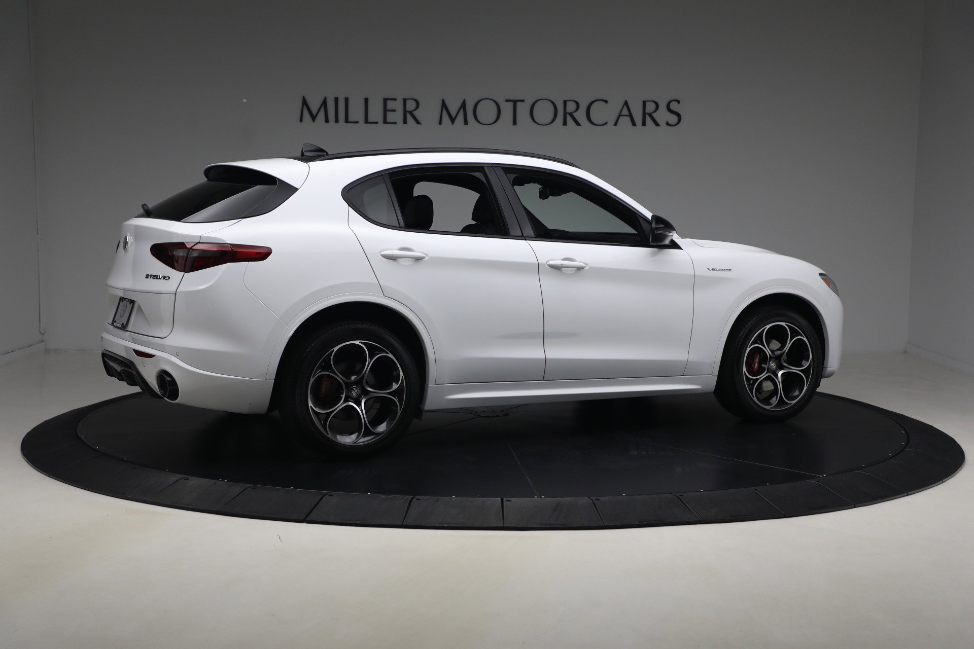 Used 2023 Alfa Romeo Stelvio Veloce AWD/4WD image 8