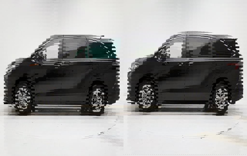 Used 2024 Toyota Sienna LE image 6