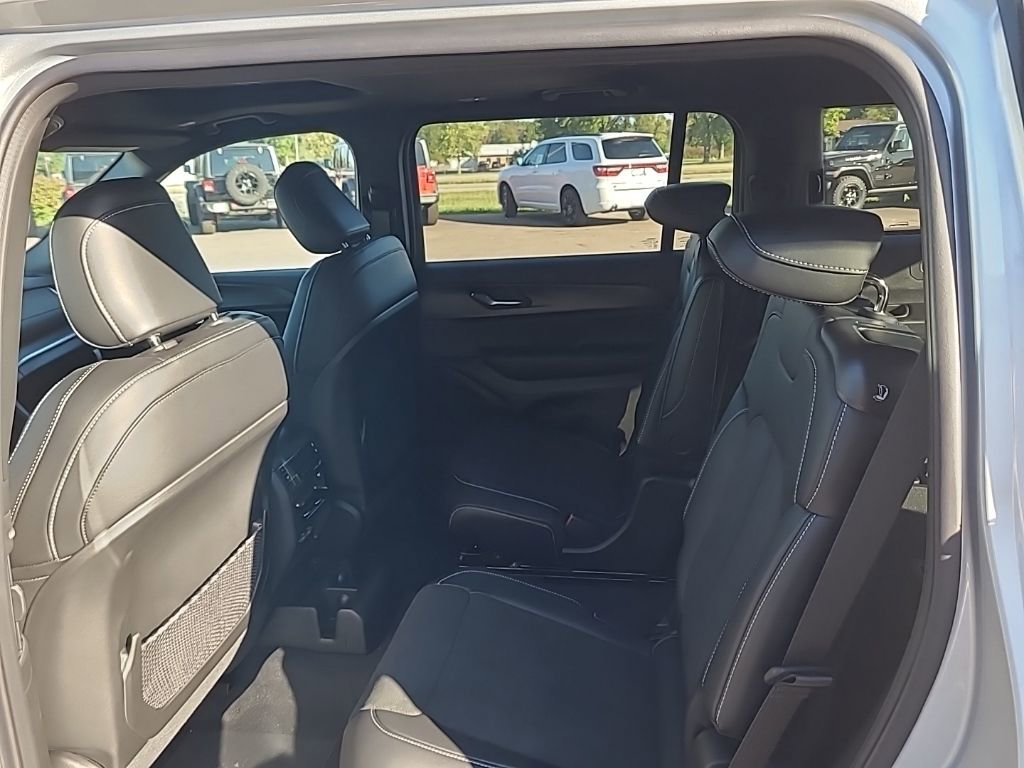New 2025 Jeep Grand Cherokee L Altitude AWD/4WD image 15