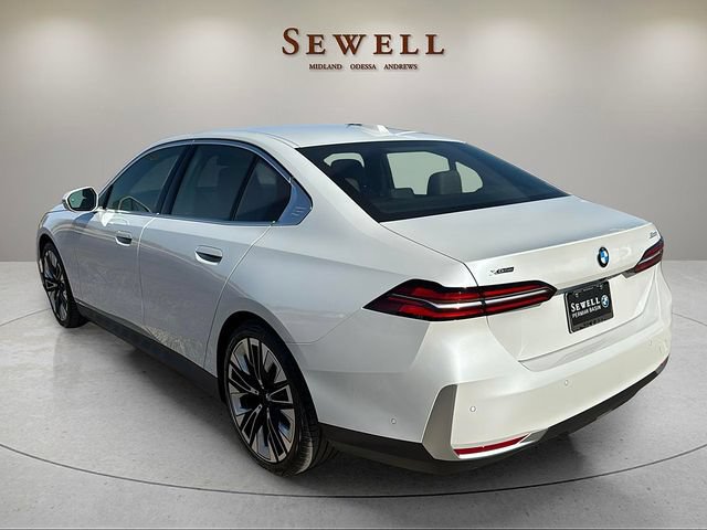 Certified 2025 BMW 530i xDrive w/ Premium Package AWD/4WD image 3