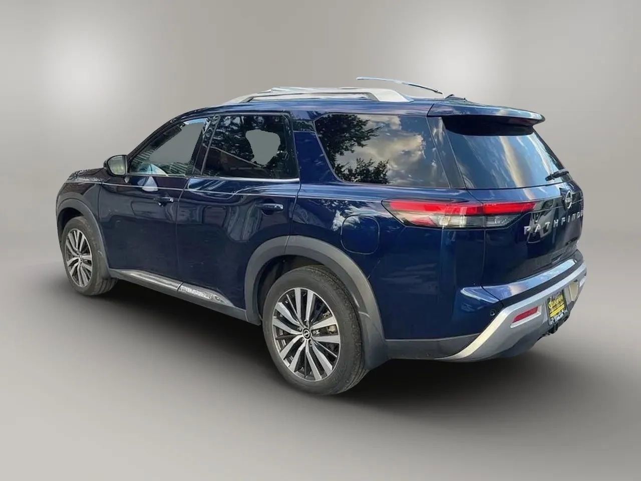 Used 2022 Nissan Pathfinder Platinum w/ Cargo Package image 3