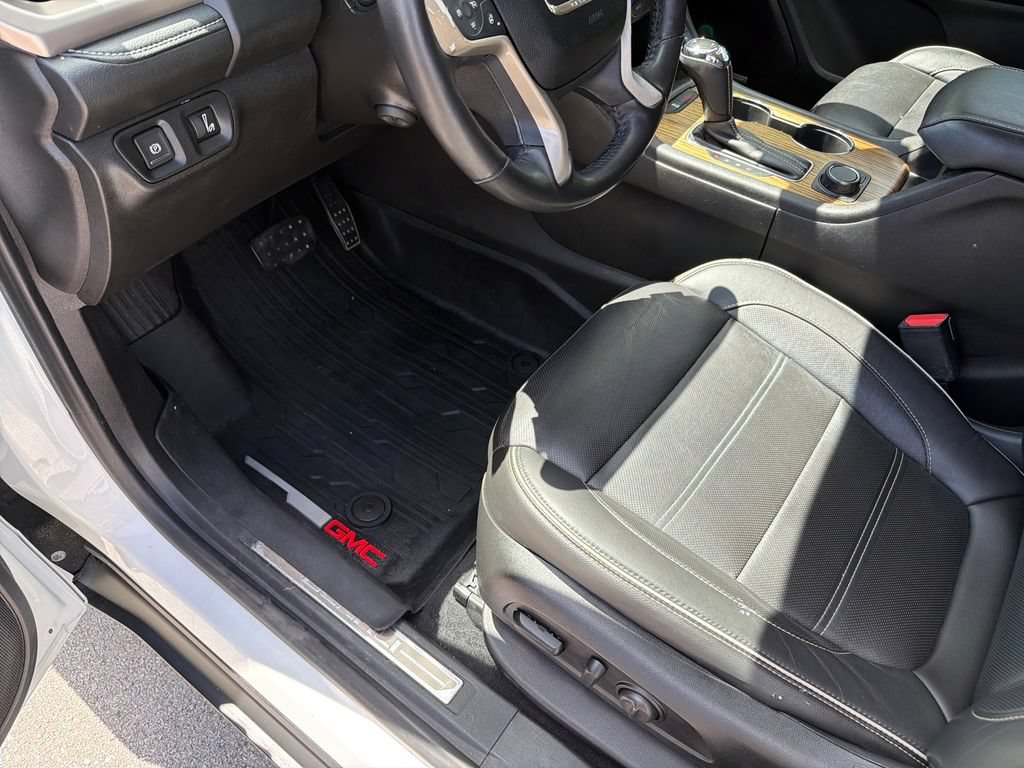 Used 2019 GMC Acadia Denali w/ Technology Package FWD image 19