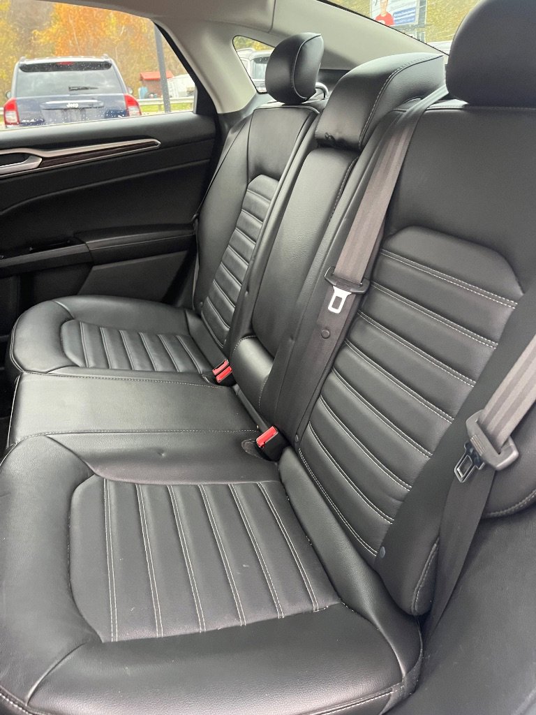 Used 2015 Ford Fusion SE w/ Equipment Group 202A FWD image 9