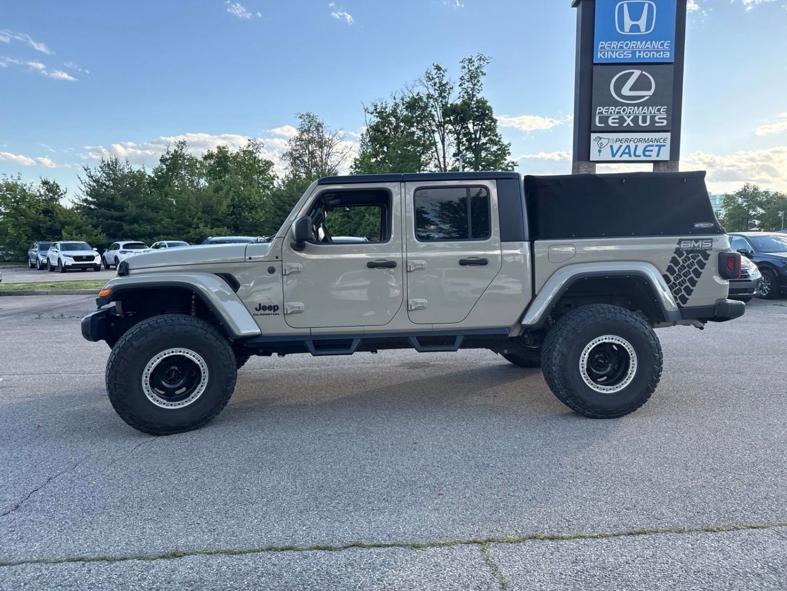 Used 2022 Jeep Gladiator Sport AWD/4WD image 2