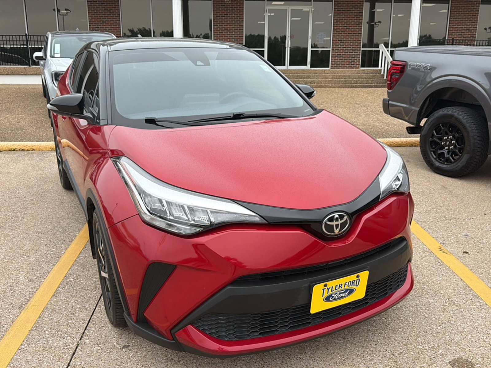 Used 2020 Toyota C-HR XLE FWD image 3