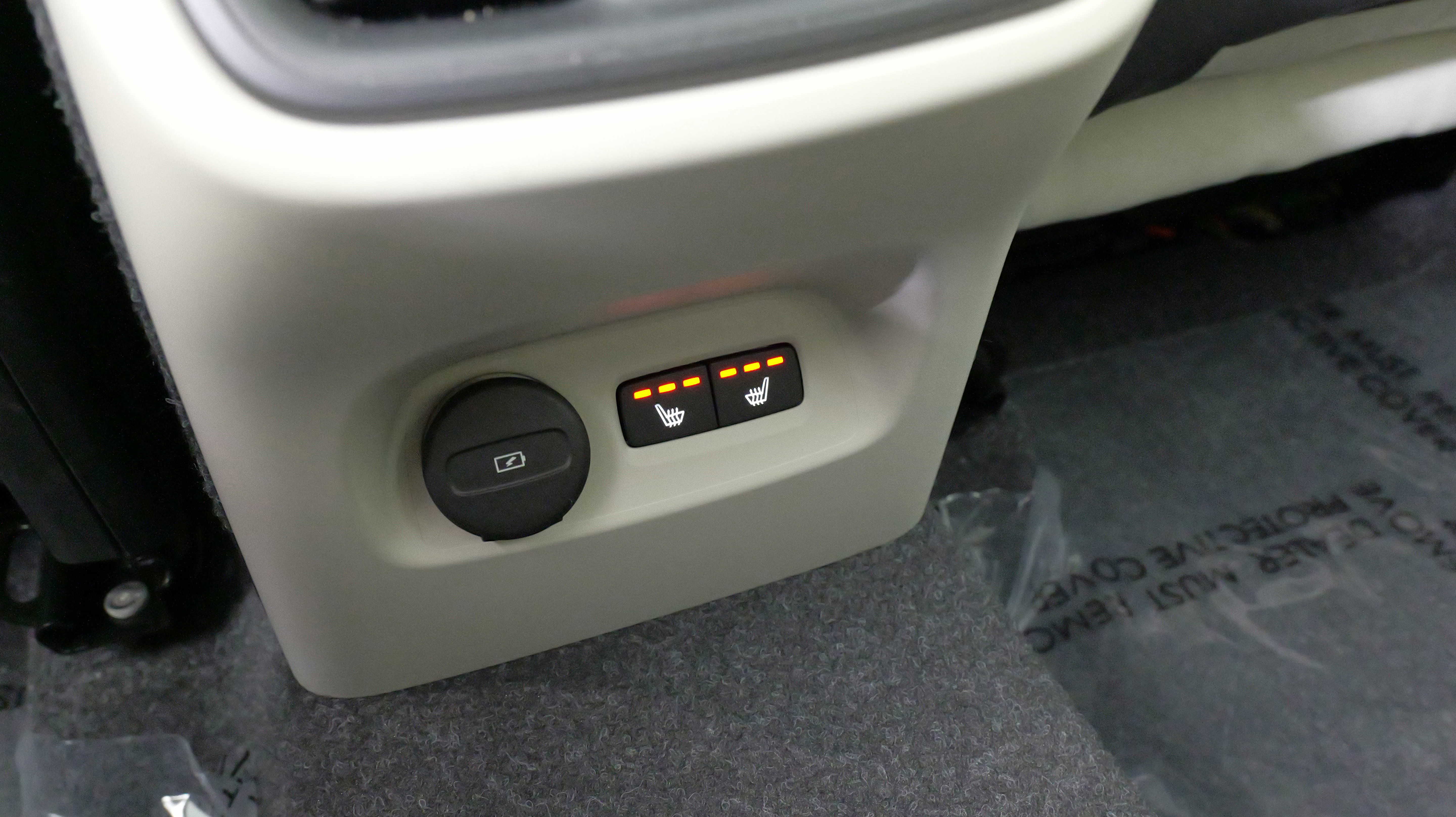 Used 2024 Volvo XC40 B5 Plus w/ Climate Package image 39