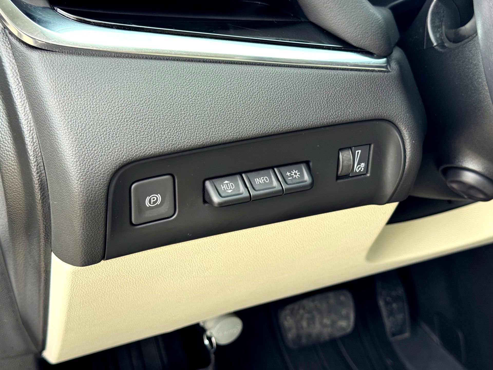 Used 2024 Buick Enclave Avenir w/ Avenir Technology Package image 15