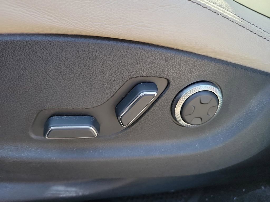 Used 2022 Genesis GV70 2.5T w/ Advanced Package image 17