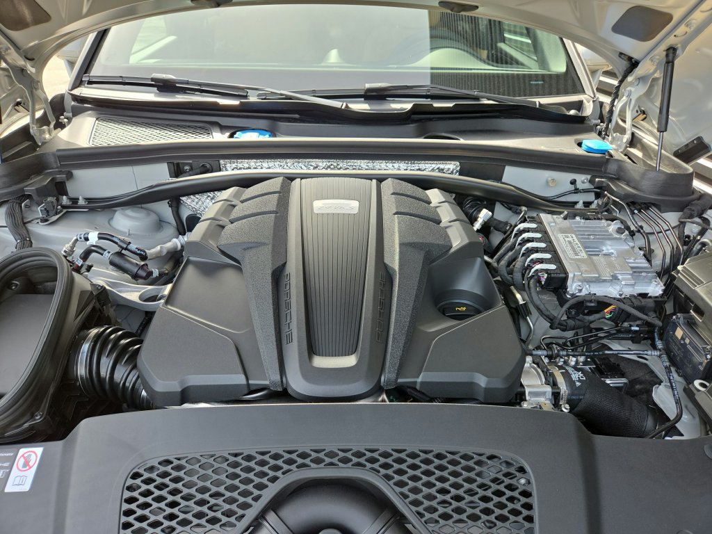 Certified 2026 Porsche Macan S AWD/4WD image 32