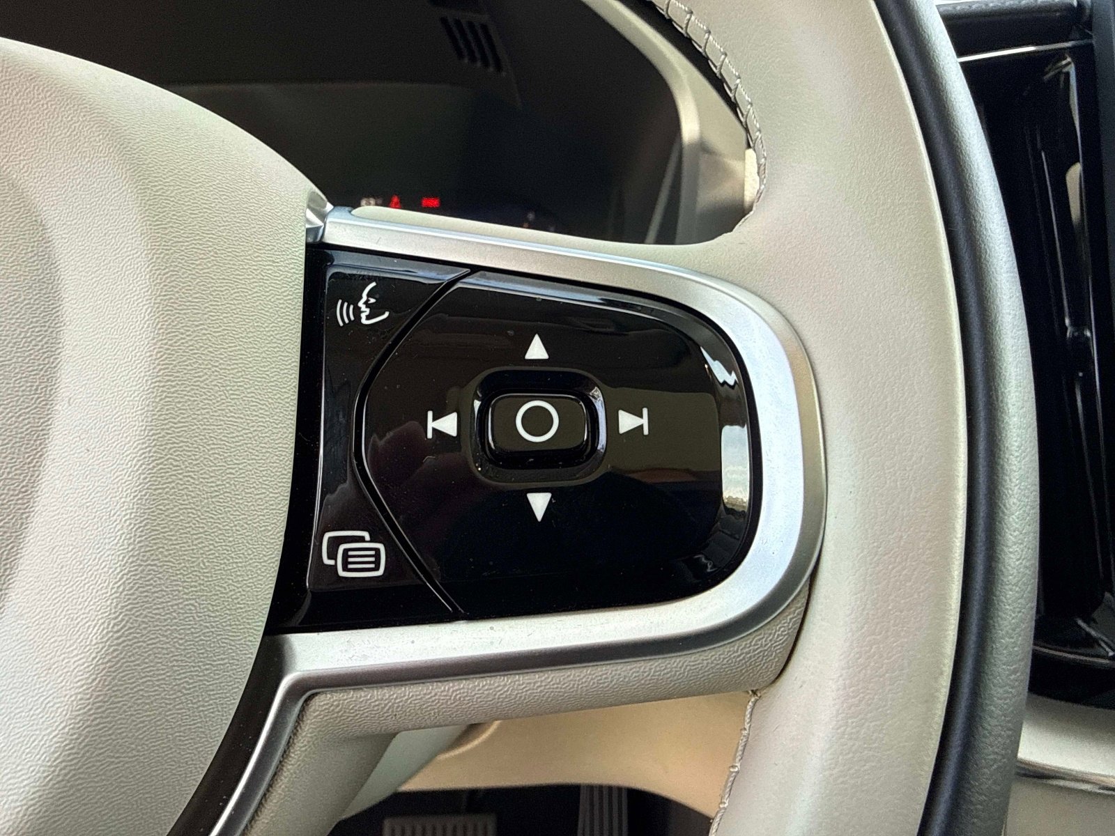 Used 2026 Volvo XC60 B5 Ultra w/ Protection Package Premier image 32