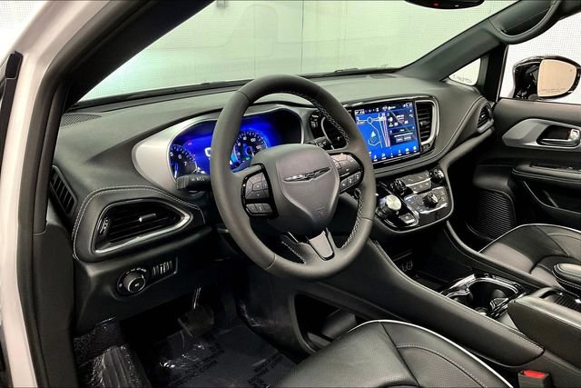 Used 2025 Chrysler Pacifica Limited image 16