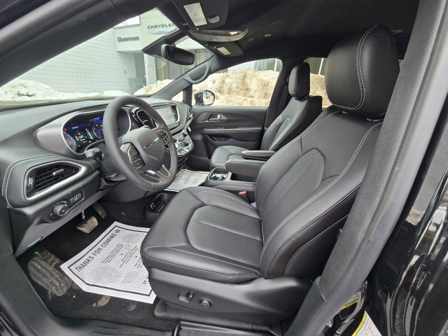 New 2026 Chrysler Pacifica Select image 2