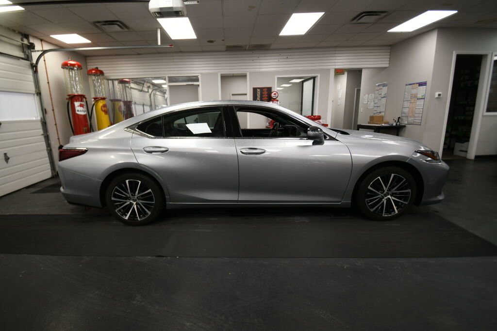 Used 2024 Lexus ES 350 w/ Premium Package image 8