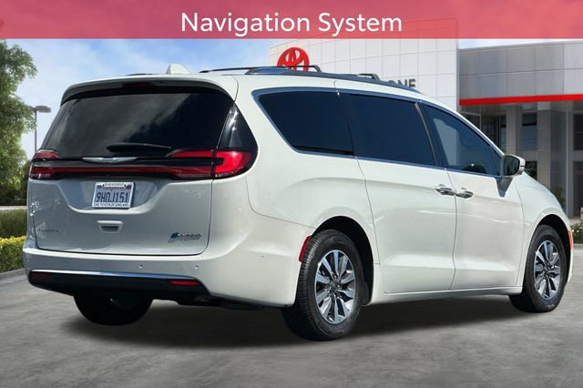 Used 2021 Chrysler Pacifica Touring-L FWD image 4