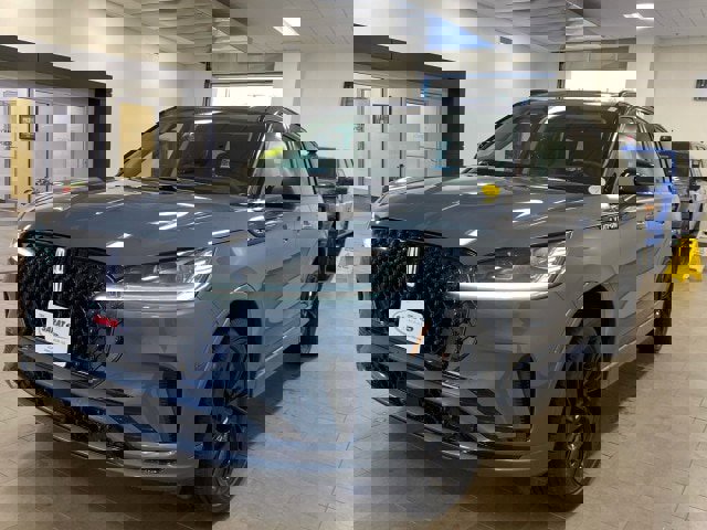 Used 2026 Lincoln Aviator Reserve w/ Jet Appearance Package image 4