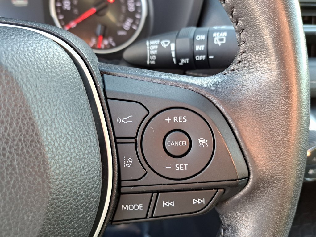 Used 2022 Toyota RAV4 XLE Premium image 16