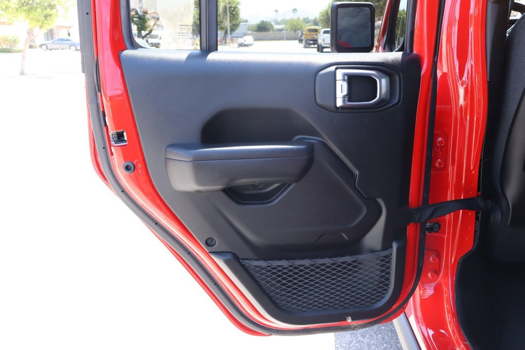 Certified 2025 Jeep Wrangler Unlimited Rubicon w/ Convenience Group AWD/4WD image 36