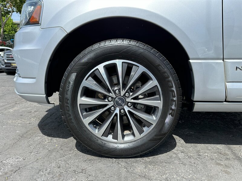 Used 2015 Lincoln Navigator 4WD image 9