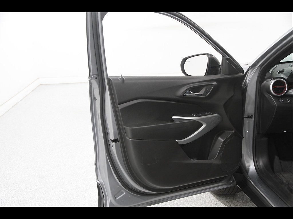 Certified 2024 Chevrolet Trax RS w/ Sunroof Package FWD image 4