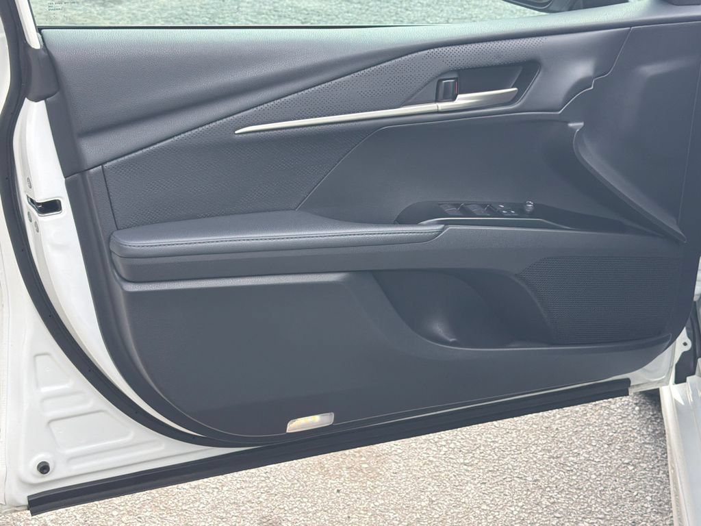 Used 2025 Toyota Camry XSE FWD image 12