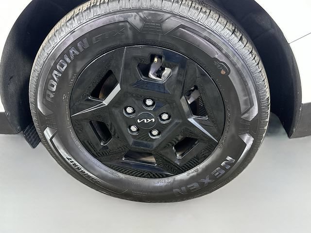 Used 2025 Kia Carnival FWD image 30