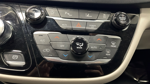 Used 2024 Chrysler Pacifica Touring-L FWD image 17