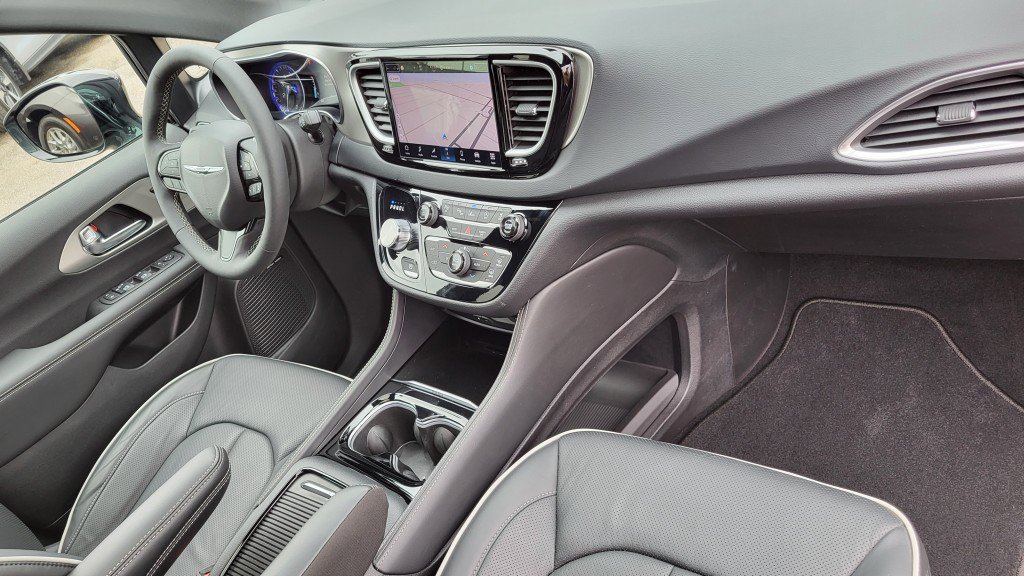 Used 2024 Chrysler Pacifica Limited w/ Uconnect Theater Family Group image 20