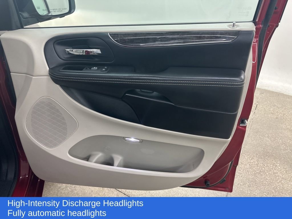 Used 2014 Chrysler Town & Country Limited image 20