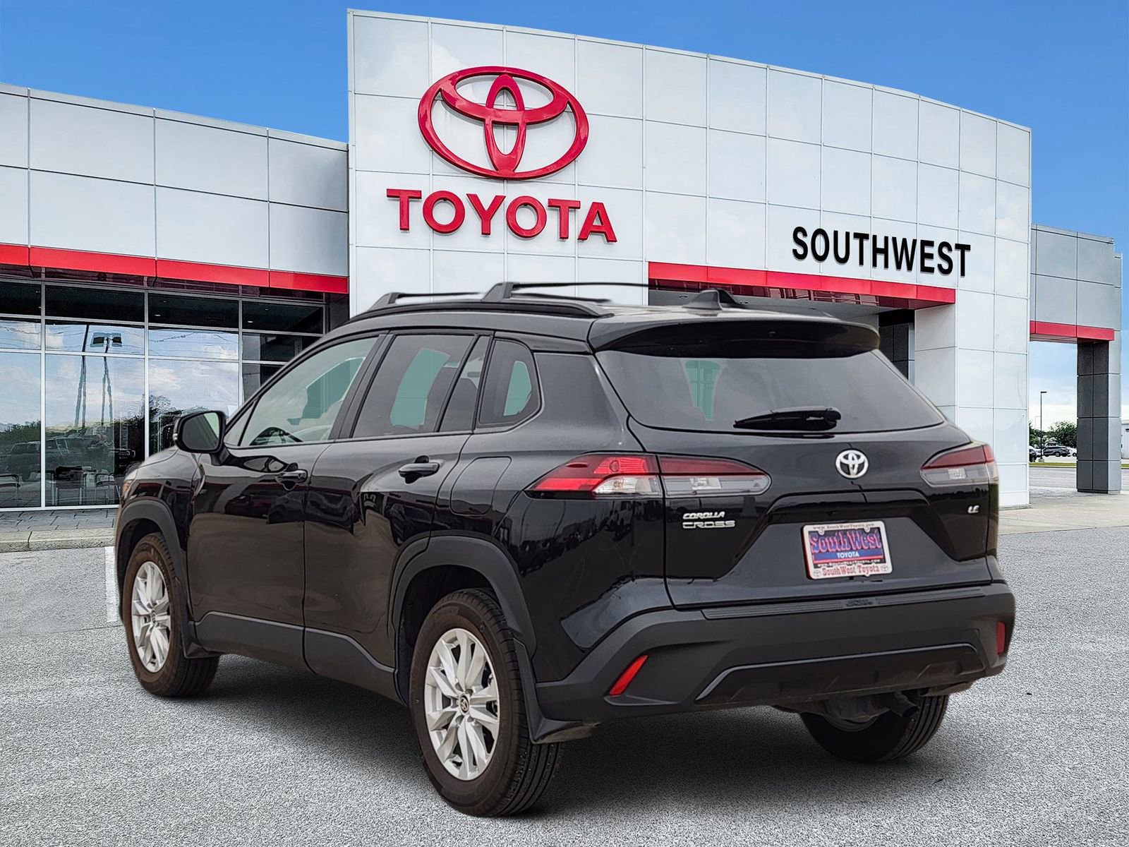 Used 2026 Toyota Corolla Cross LE w/ Moonroof Package FWD image 4