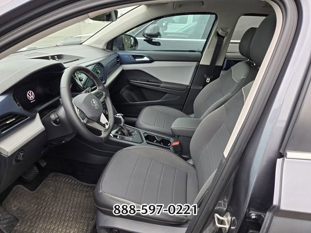 Used 2024 Volkswagen Taos SE w/ Panoramic Sunroof Package FWD image 3