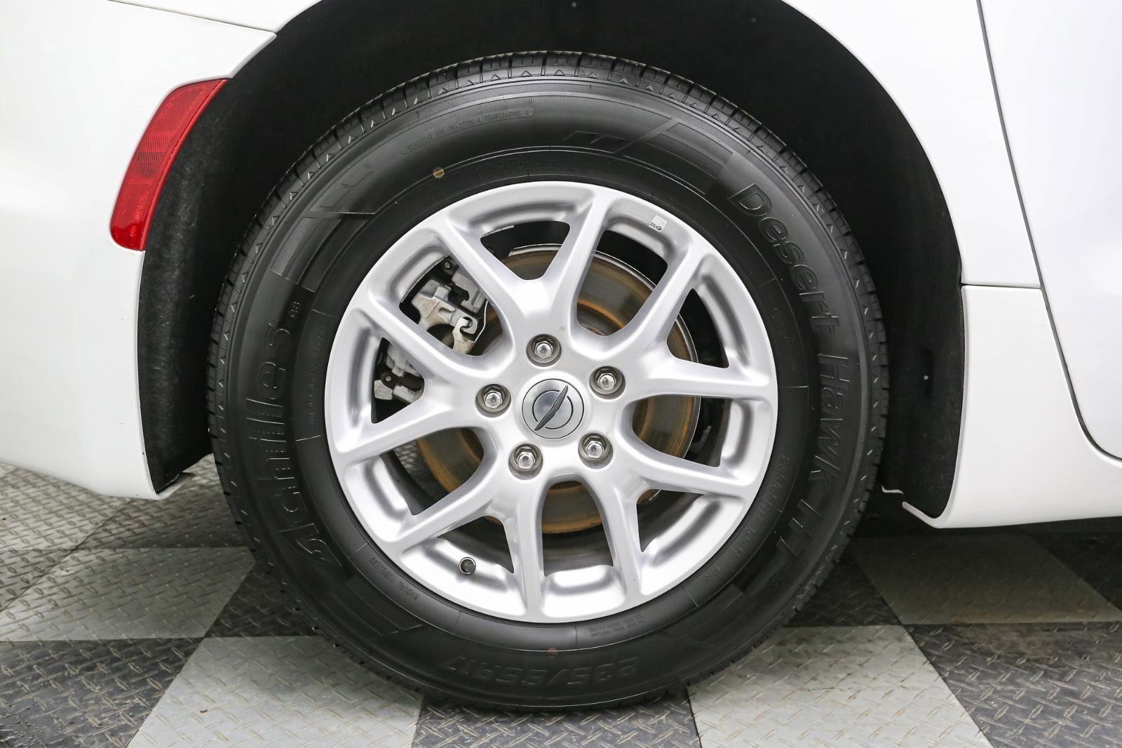 Used 2024 Chrysler Pacifica Touring-L image 16