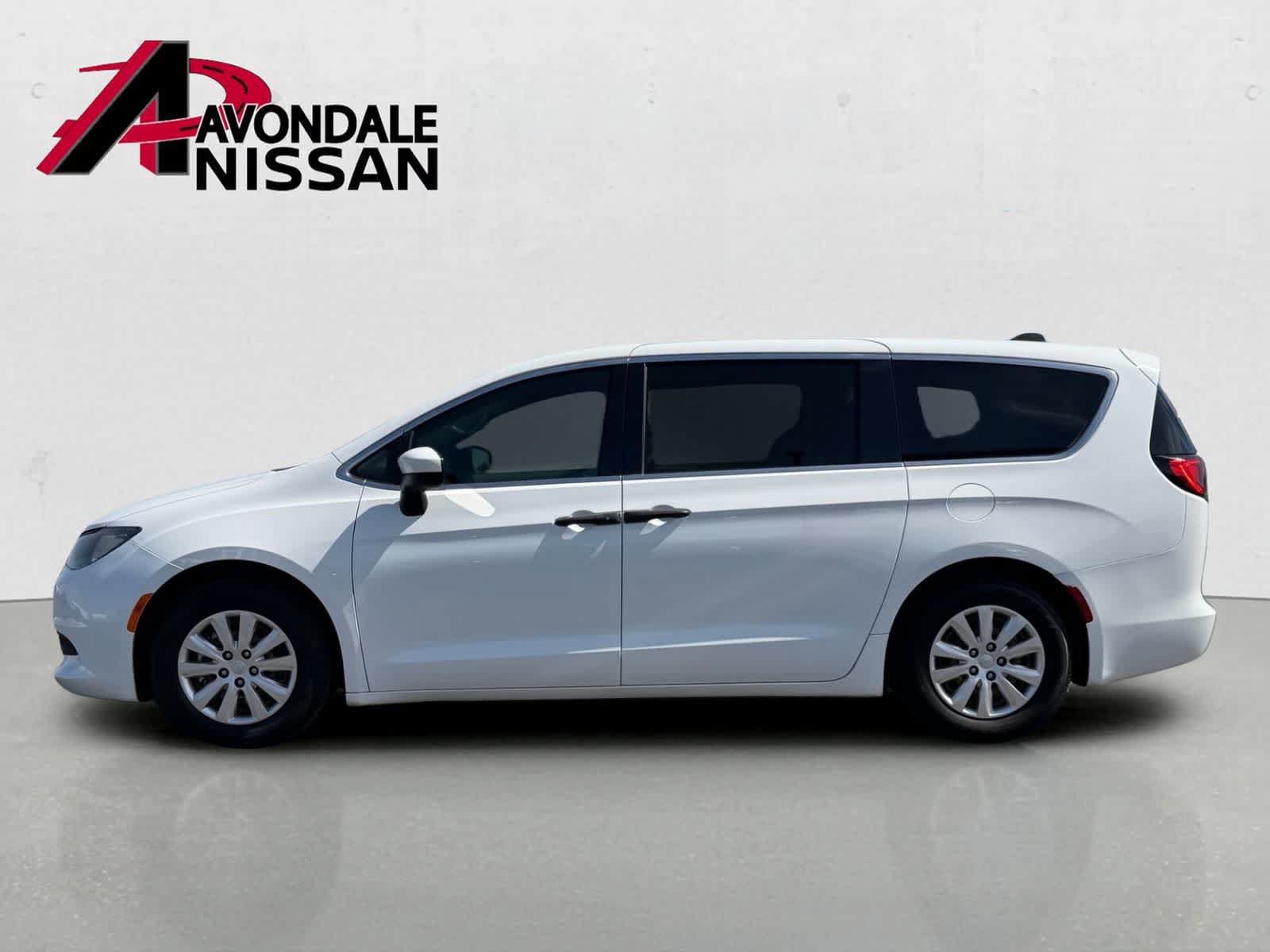 Used 2021 Chrysler Voyager L FWD image 3