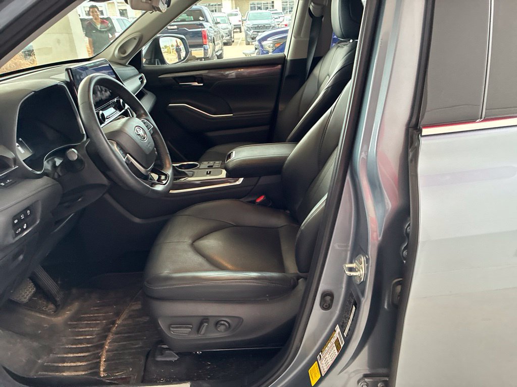 Used 2024 Toyota Highlander Limited FWD image 6
