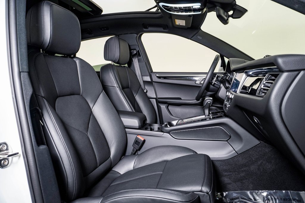 Certified 2025 Porsche Macan image 14