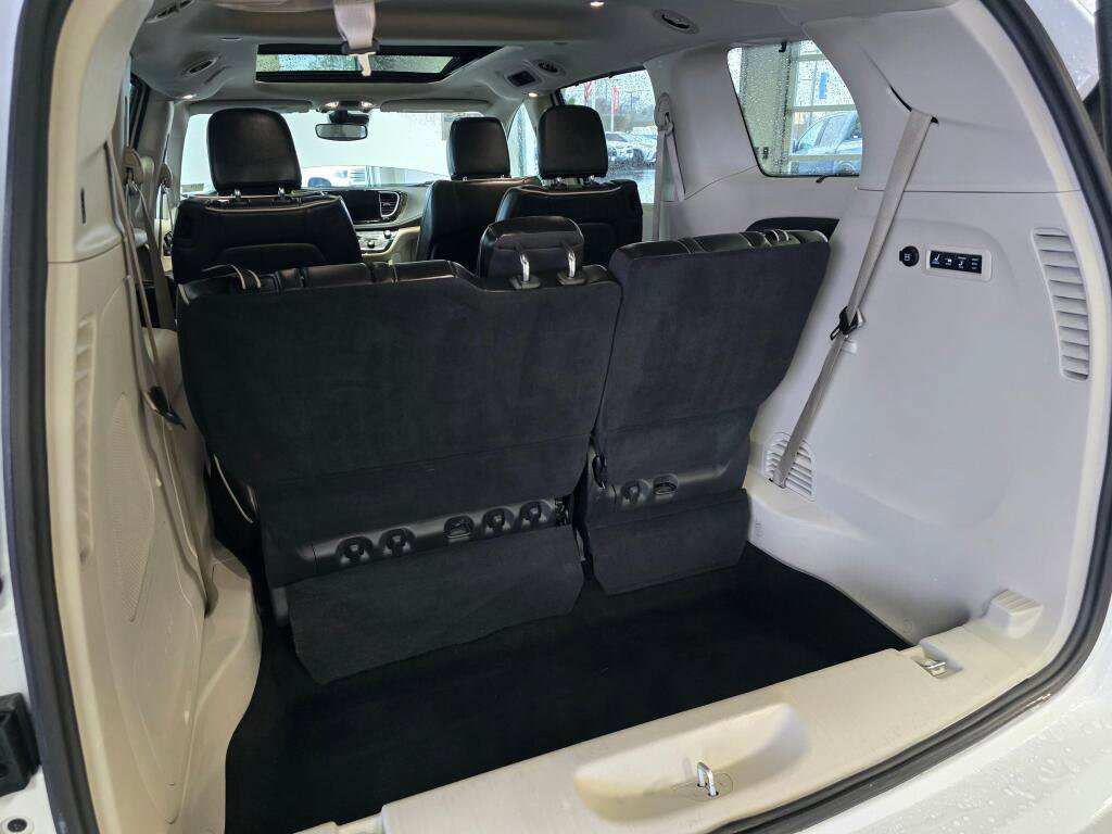 Used 2022 Chrysler Pacifica Limited image 16