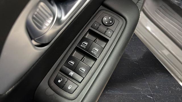 Used 2023 Chrysler Pacifica Touring-L w/ S Appearance Package FWD image 33